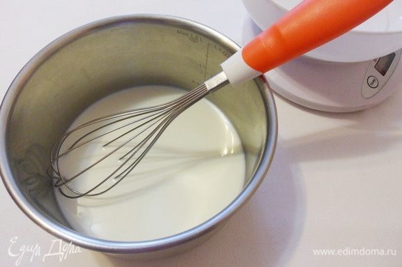 Из молока и 50 г сахарного песка сварить молочный сироп. Нагревать молочную смесь на сильном огне при непрерывном помешивании до тех пор, пока сахарный песок полностью не растворится. Затем молочный сироп остудить.