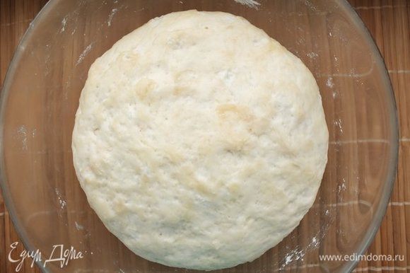 Пока тесто поднимается, сыр трем на мелкой терке. Это не обязательно должен быть пармезан, можно взять любой твердый ароматный сыр. Тесто увеличилось в объеме.
