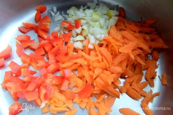 Высыпать овощи в кастрюлю с толстым дном.