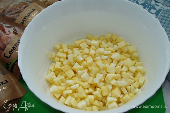Яблоки (в ингредиентах указан вес очищенных от кожуры и семян яблок) нарезать мелким кубиком, добавить сок одного лимона и все перемешать.