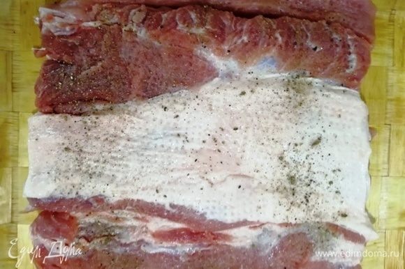 На свинине есть небольшой слой жира, его не срезаем, так мясо получится нежнее. Разрезаем кусок мяса книжкой и хорошо отбиваем. Солим и перчим с двух сторон.