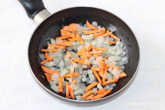 Добавляем морковь и пассеруем овощи до готовности.