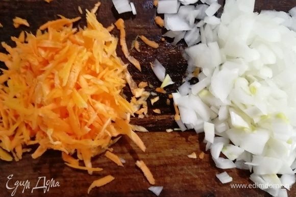 Лук нарежем, морковь натрем. И обжарим в растительном масле до мягкости моркови.