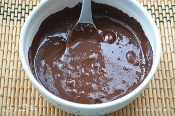 На водяной бане растопить горький шоколад 100 г со сливочным маслом.