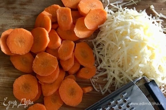 Морковь нарезать тоненькими кружочками, сыр натереть.