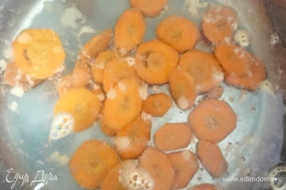 Как только вода для пасты закипит, на пару минут забросить в нее кругляши моркови.