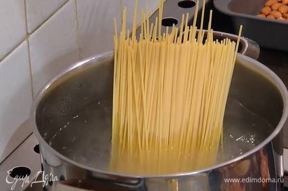 Спагетти отваривать в подсоленной воде на минуту меньше, чем указано на упаковке, затем воду слить и сохранить, макароны вернуть в кастрюлю и накрыть крышкой.