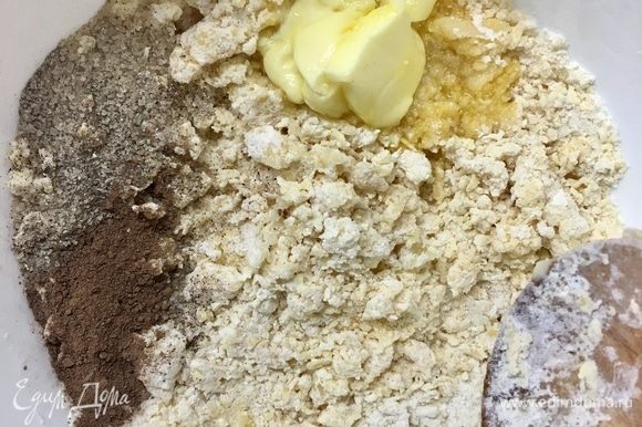 Всыпать специи: ванильный сахар, корицу, измельченные в ступке зерна кардамона и гвоздичку. Плюс растопленное сливочное масло.