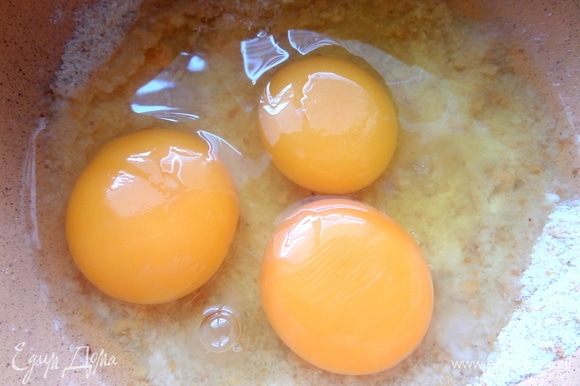 Взбить с сухарями крупные яйца.