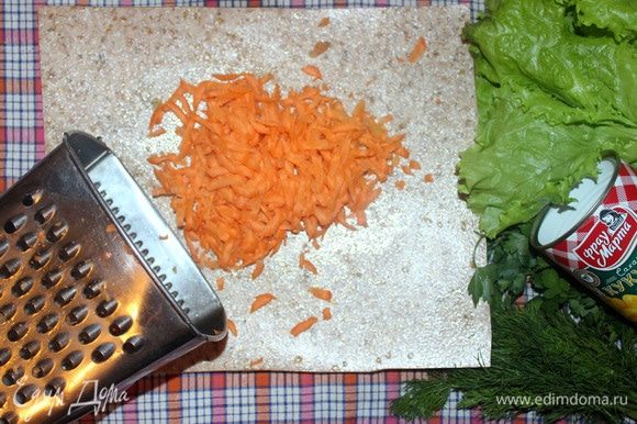 Морковь чистим и трем на терке. По желанию, свежую морковь можно заменить на корейскую.
