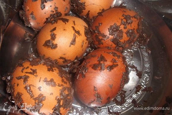 По окончании варки яйца промыть под холодной водой. Обтереть и смазать тампоном смоченным растительным маслом.