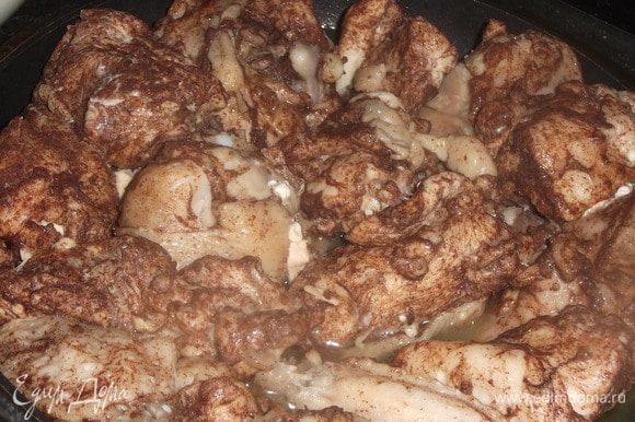 Жарить на умеренном огне 45 минут, не открывая крышки. В процессе готовки курицу не переворачивать. Приятного аппетита!