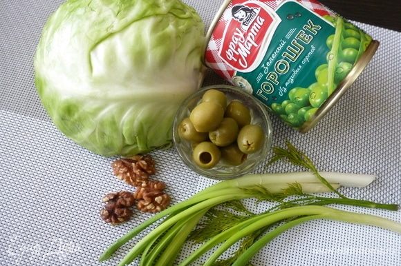 Подготовить ингредиенты для салата. Капусту и зелень помыть. Орехи подсушить в микроволновке.
