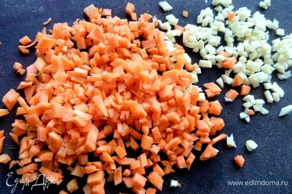 Морковь, чеснок измельчить любым способом.