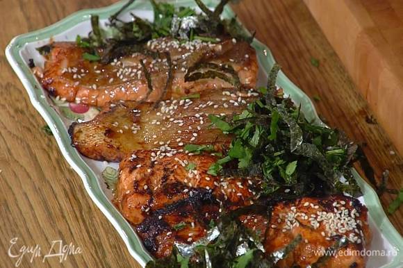 Рыбу выложить на блюдо и посыпать нарезанными листами нори, кинзой и шнитт-луком.