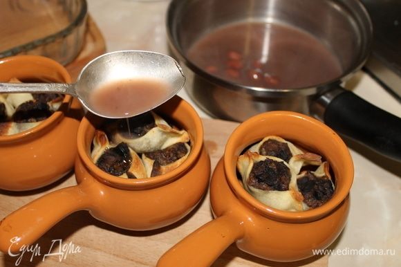 Переложите кундюмы в горшочки, добавьте горячий фасолевый соус и грибной отвар.
