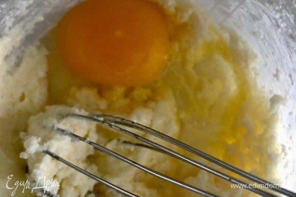 К маслу и сахару вбить яйцо и добавить ванильный сахар. Снова перемешиваем венчиком.