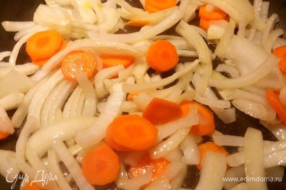 На сковороде разогреть 1 ст. л. оливкового масла. Лук (1 шт) нарезать полукольцами, морковь кружочками, немного прожарить.