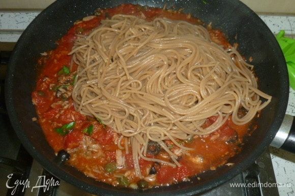 Готовые спагетти переложить в соус, прогреть. При необходимости добавить воды, оставшейся от варки спагетти.