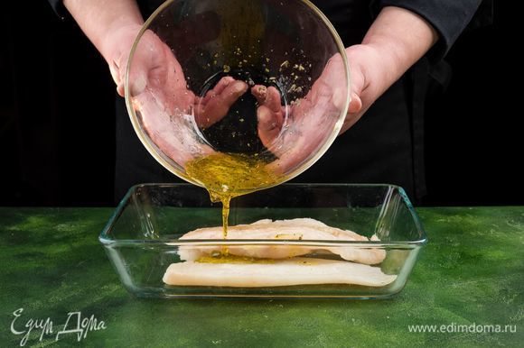 В большой миске смешайте оливковое масло, выжатый лимонный сок, соль, перец, орегано и пропущенный через пресс чеснок. Полейте маринадом филе трески и оставьте на 15 минут.