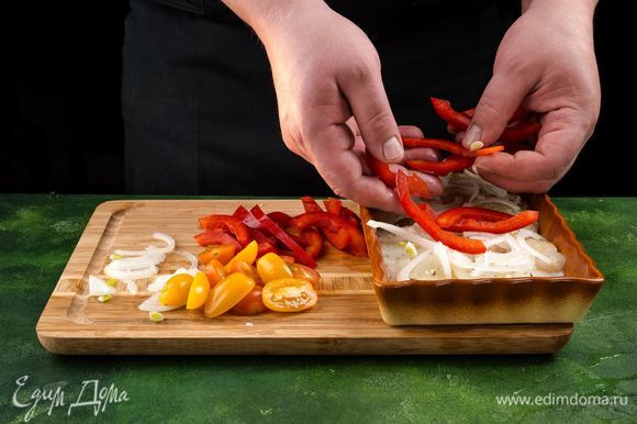 В форму для запекания выложите треску, а сверху — овощи. Накройте фольгой и поставьте в разогретую духовку. Запекайте 35 минут при температуре 180°С.