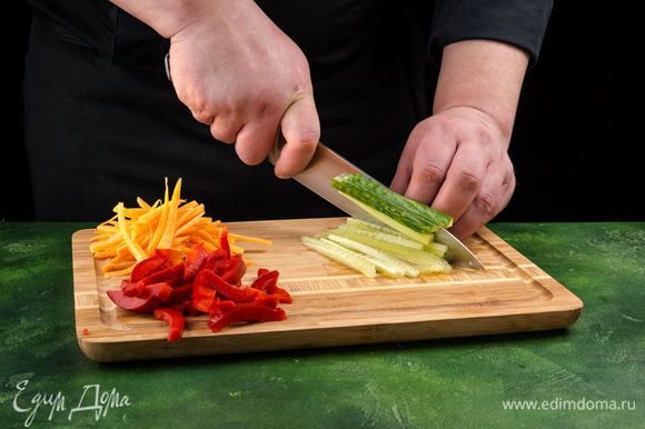 Болгарский перец, огурец и морковь нарежьте тонкой соломкой.