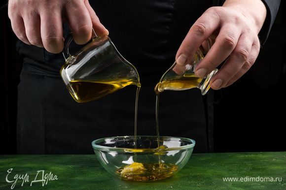 Для заправки соедините измельченный чеснок, лимонную цедру, мед и оливковое масло. Добавьте соевый соус и лимонный сок.