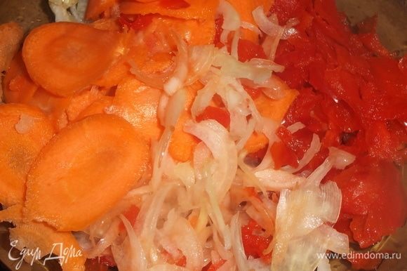 Куриную грудку нарезать, залить водой, довести до кипения и снять пену. Добавить нарезанную морковь, лук, перец.
