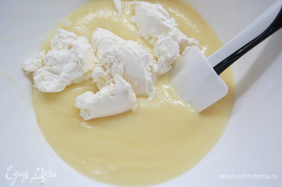 Дать крему остыть до комнатной температуры и ввести сливочный сыр, аккуратно вымесить лопаткой.