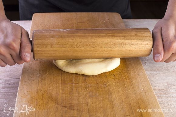 Раскатайте скалкой тесто с начинкой в лепешку толщиной 1–1,5 см.