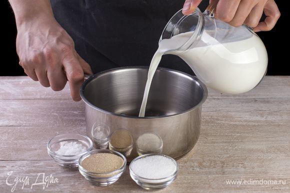 Немного подогрейте молоко, размешайте в нем дрожжи, соль и сахар, оставьте на 10–15 минут.