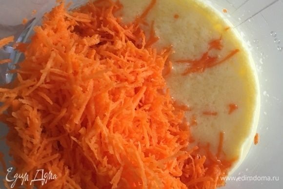 Натертую морковь добавить к жидким ингредиентам и перемешать.