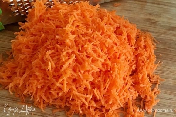 Морковь почистить и натереть на мелкой терке.