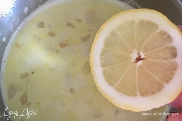 Следом после кукурузы и фасоли выжать немного лимонного сока в суп.