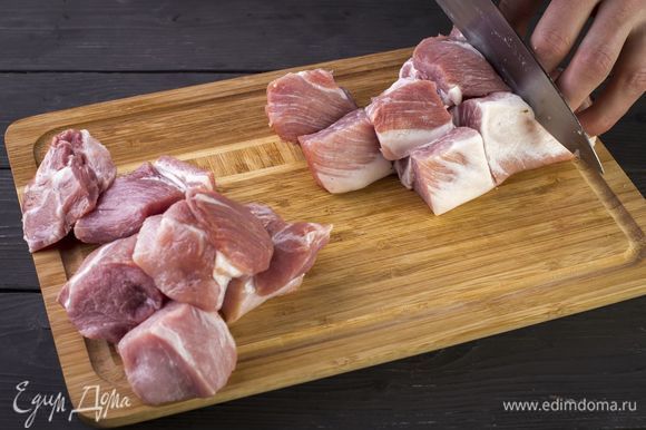 Нарежьте свинину порционными кусками.