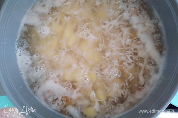 Добавить картофель и лавровый лист в кастрюлю. Дать закипеть. Варить 10 минут. В этот момент нужно попробовать суп на соль. Если нужно, добавить.