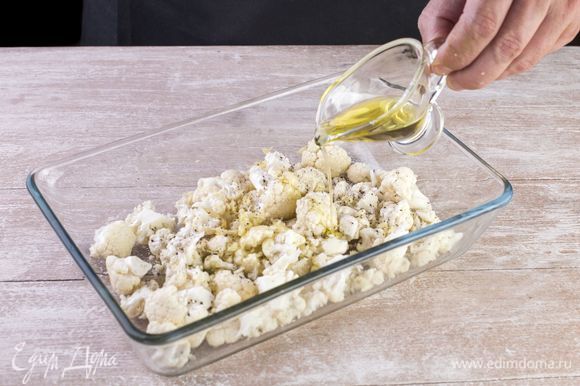 Добавьте сушеный розмарин и тимьян, сбрызните 2 ст. л. оливкового масла и запекайте в духовке при 200°C 20 минут.