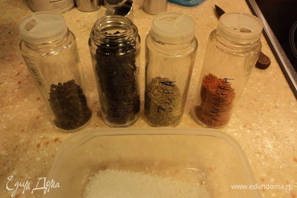 Приготовим соль крупную, и специи, которые высвечивают вкус именно баранины, убирая в ней, что не нужно, и добавляя от себя ароматы чудесные, ни с чем не сравнимые.