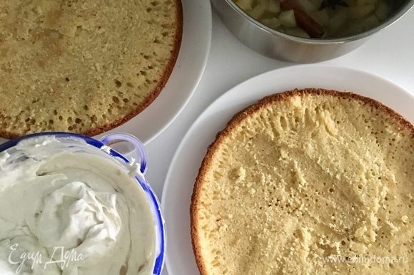 Давайте собирать тортик. У нас два бисквитных коржа, а также творожно-сырный «голубой» крем с кедровыми орешками и полностью остывшее ананасово-грушевое мегадушистое компоте.