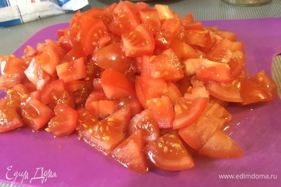 Нарезать помидоры кубиками.