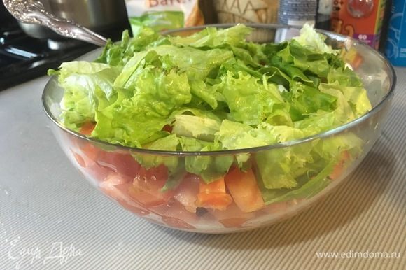 Нарвать листовой салат руками, добавить его в салатник.