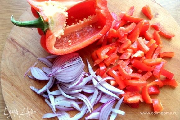 Опять часто используемые в моих рецептах овощи: красный лук и паприка. Нарезать соломкой.