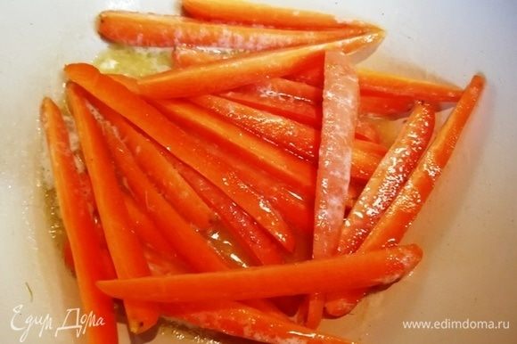 В сотейнике растопите сливочное масло. Морковь нарежьте брусочками и тушите в сливочном масле на среднем огне до мягкости.