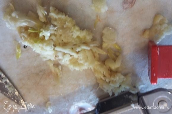 Нарезать мелко луковицу и протереть через чеснокодавку несколько зубчиков чеснока.