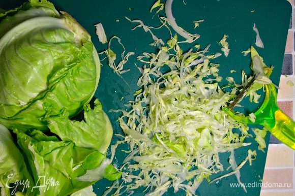 Капусту я использовала молодую, салат с ней получается очень нежный, и она быстрее пропитывается соусом. Хорошо ее промываем и шинкуем (я это делаю с помощью овощечистки).