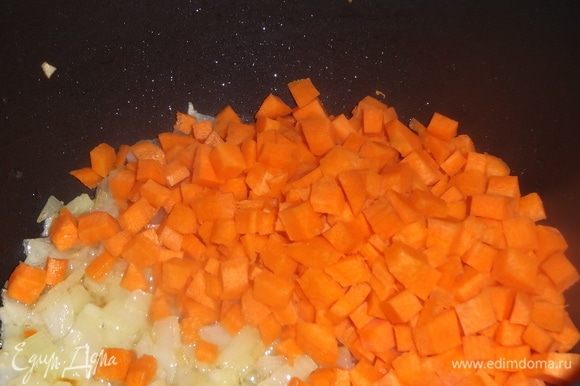 Добавить нарезанную морковь, накрыть крышкой и тушить на среднем огне, пока режете болгарский перец.