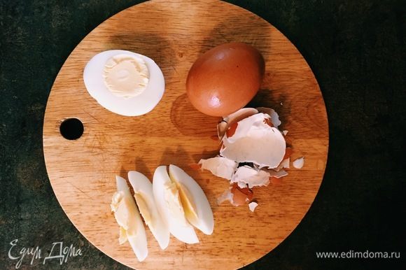 Остудить яйца, очистить от скорлупы и нарезать на дольки. Выкладываем в салатницу и добавляем слегка поджаренные кедровые орехи.
