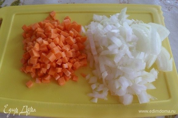 Очищаем, нарезаем морковь и лук.