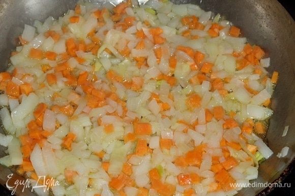 В сковороду наливаем растительное масло. Выкладываем овощи. Обжариваем 3 минуты.