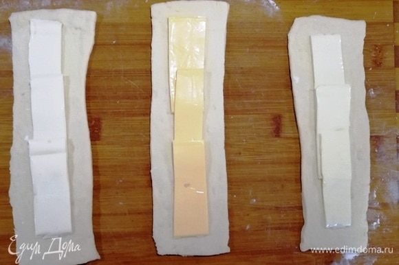 Нарезаем на полоски, выкладываем пластинки сыра.